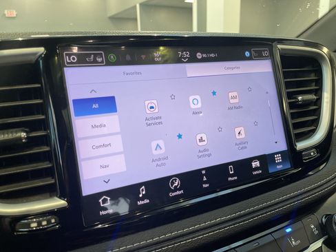 Used 2025 Chrysler Pacifica Limited FWD image 26