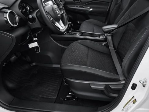 Used 2021 Nissan Kicks SV image 3