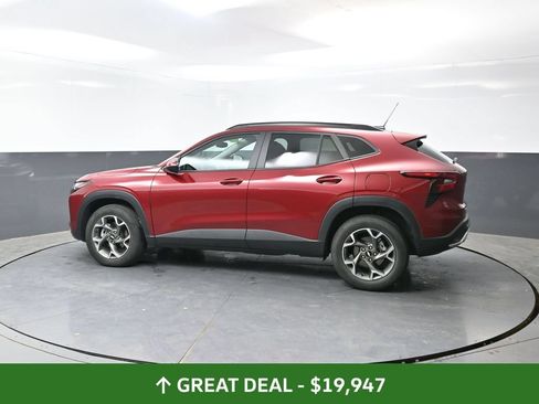 Used 2025 Chevrolet Trax LT FWD image 11
