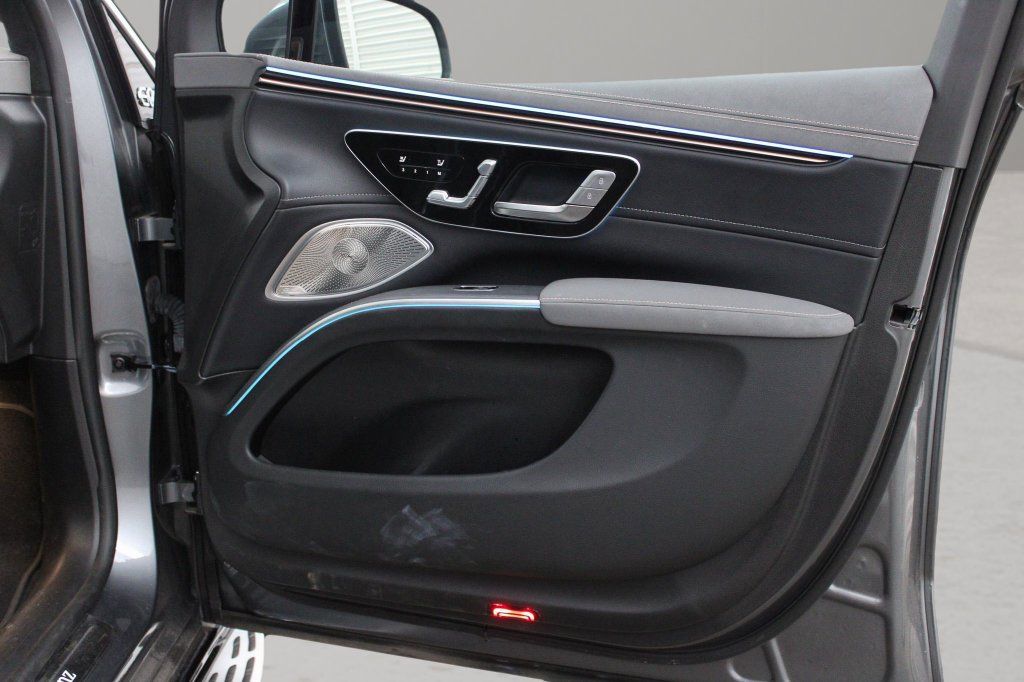 Used 2023 Mercedes-Benz EQS 580 4MATIC SUV w/ Exclusive Trim Package image 23
