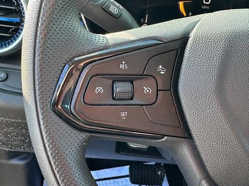 Used 2025 Chevrolet Trax LT w/ Sunroof Package image 22