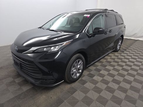 Used 2024 Toyota Sienna LE FWD image 1