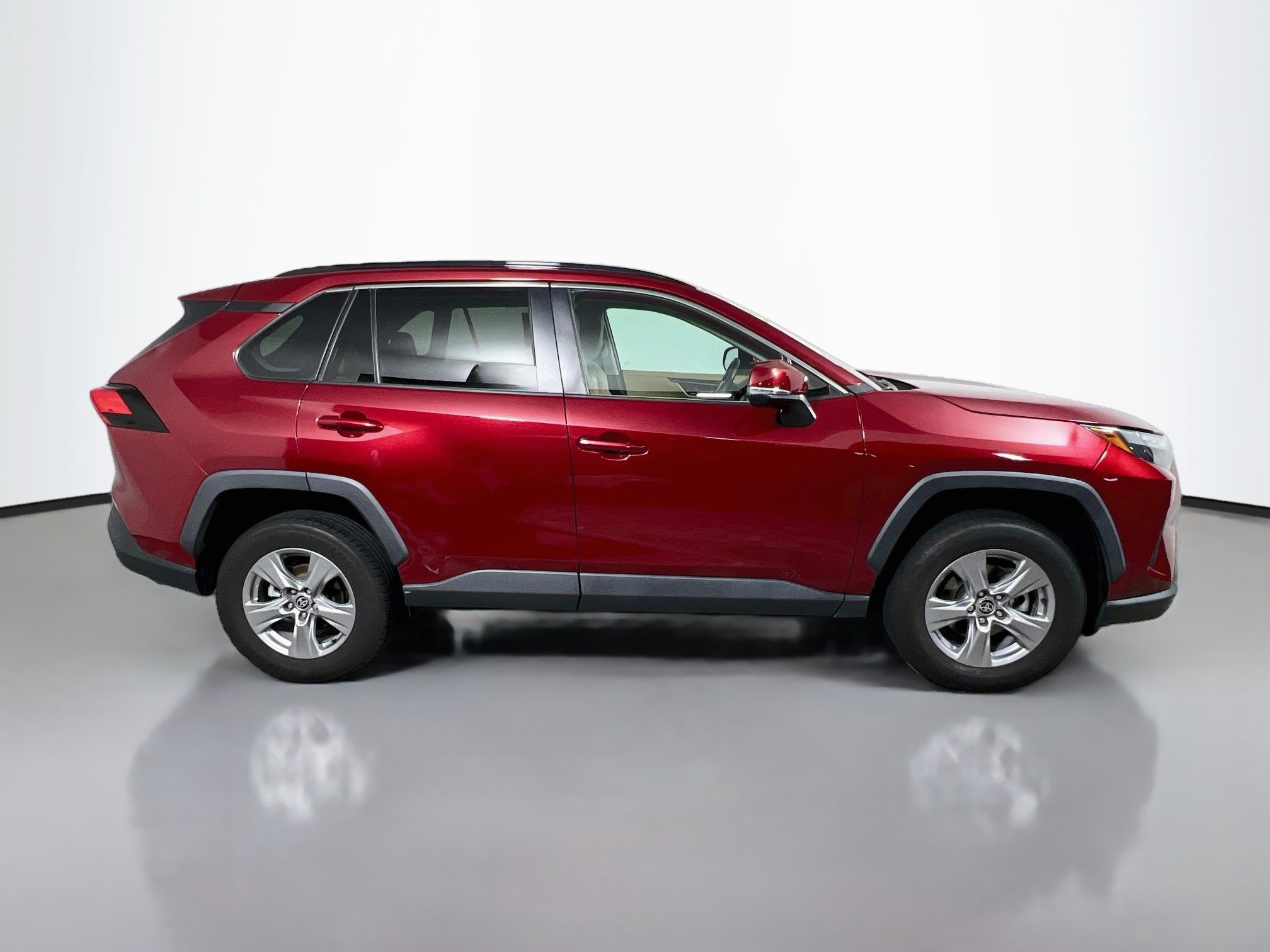 Used 2022 Toyota RAV4 XLE FWD image 3