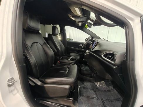 Used 2025 Chrysler Pacifica Select image 25
