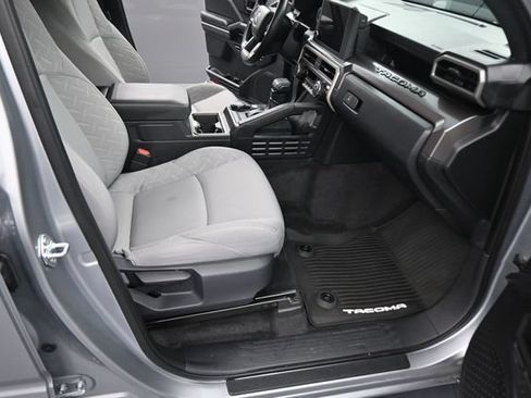 Used 2025 Toyota Tacoma SR5 AWD/4WD image 59