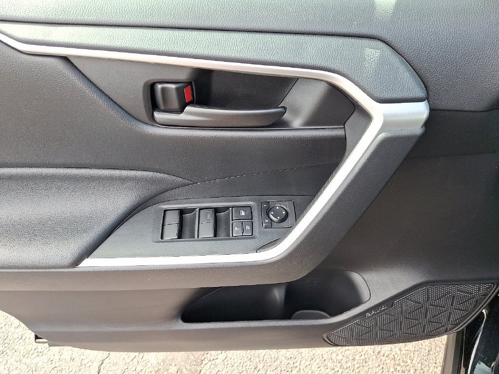 Used 2022 Toyota RAV4 LE AWD/4WD image 13