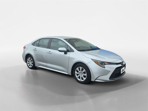 Used 2023 Toyota Corolla LE image 2