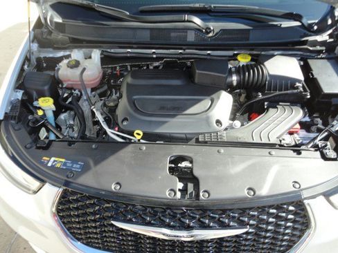 Used 2024 Chrysler Pacifica Touring-L image 21