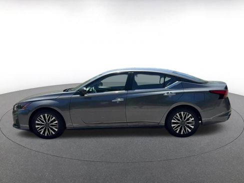 Used 2025 Nissan Altima 2.5 SV FWD image 9
