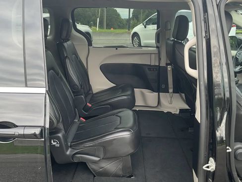 Used 2024 Chrysler Pacifica Touring-L FWD image 27