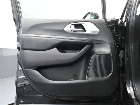 Used 2019 Chrysler Pacifica Touring-L Plus w/ Advanced Safetytec Group FWD image 19