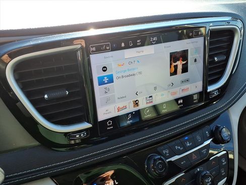 Used 2023 Chrysler Pacifica Touring-L image 17