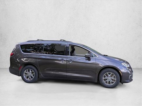 Used 2022 Chrysler Pacifica Touring-L image 4