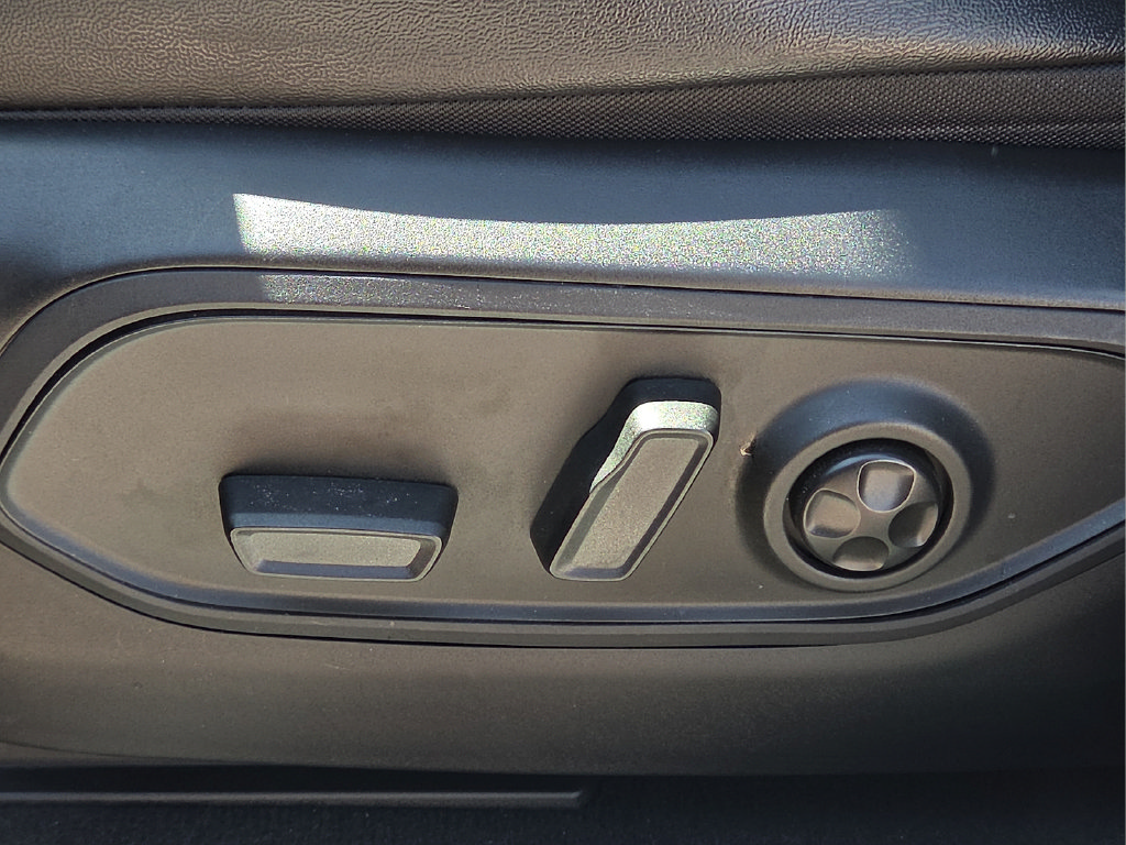 Used 2024 Jeep Grand Cherokee L Laredo RWD image 19
