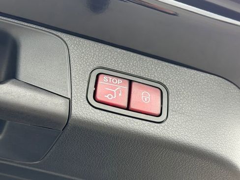 Used 2025 Mercedes-Benz GLB 250 4MATIC image 35