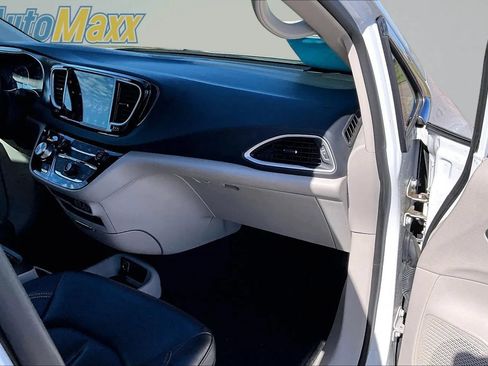 Used 2023 Chrysler Pacifica Touring-L FWD image 25