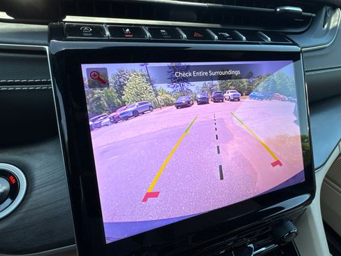 Used 2024 Jeep Grand Cherokee Limited image 30