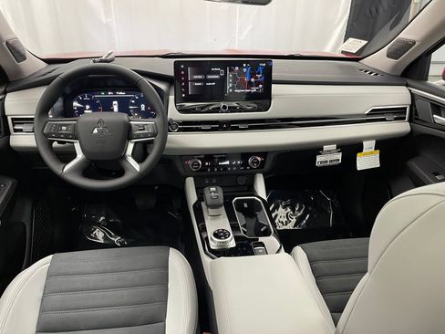 New 2025 Mitsubishi Outlander SE image 10