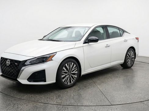 Used 2025 Nissan Altima 2.5 SV FWD image 3