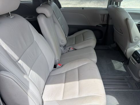 Used 2018 Toyota Sienna XLE w/ XLE Navigation Package FWD image 15