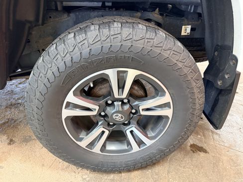 Used 2019 Toyota Tacoma TRD Sport w/ Technology Package AWD/4WD image 8