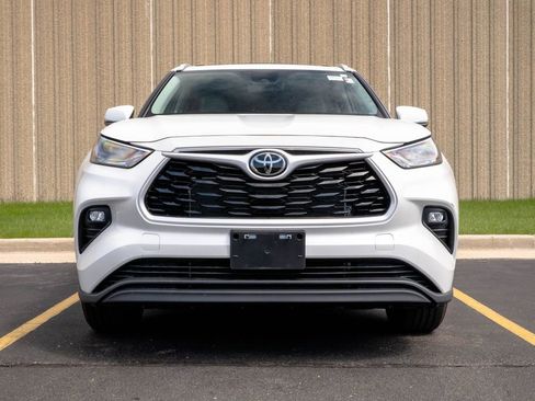 Used 2025 Toyota Highlander XLE AWD/4WD image 3