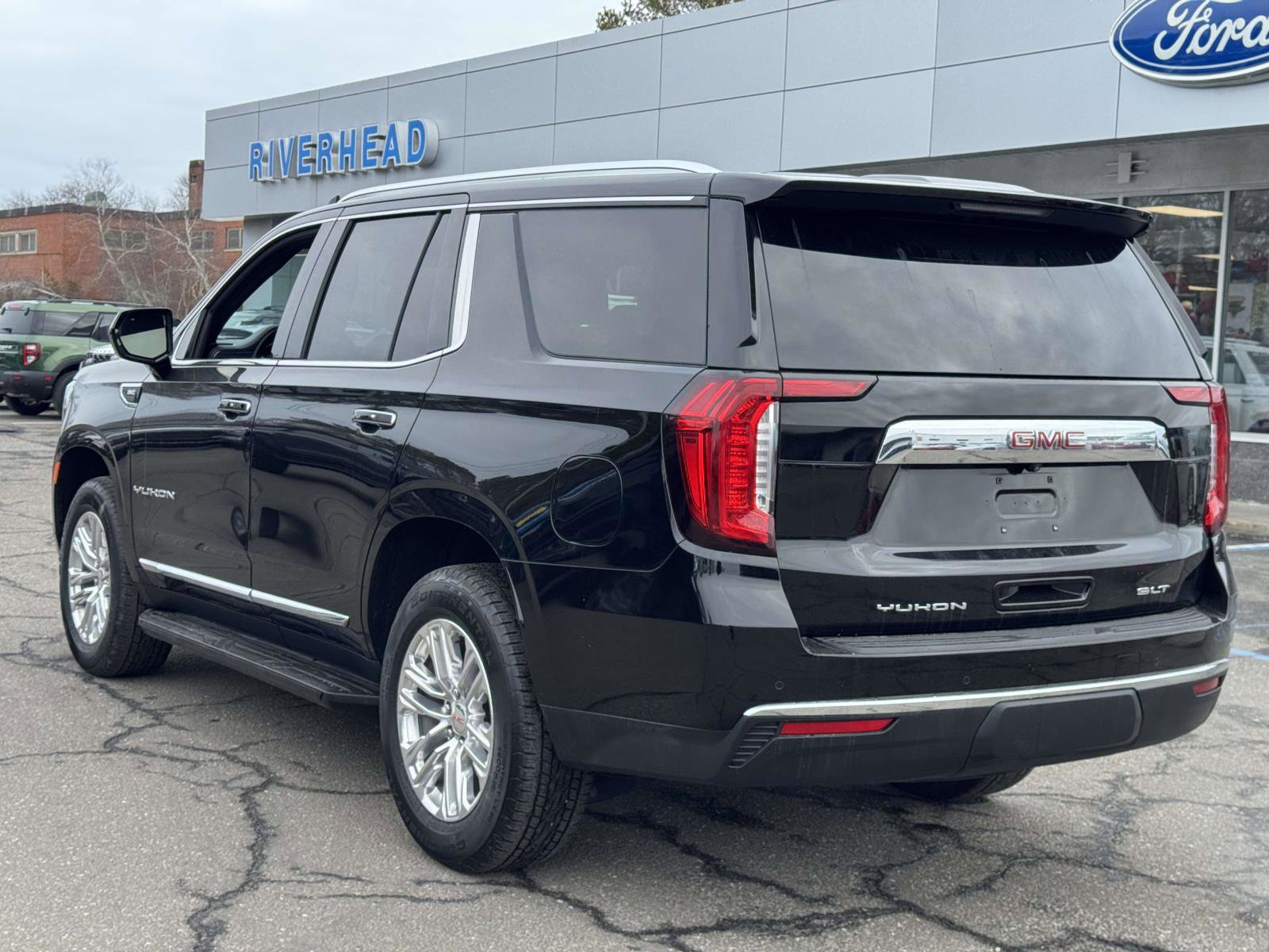 Used 2024 GMC Yukon SLT AWD/4WD image 4