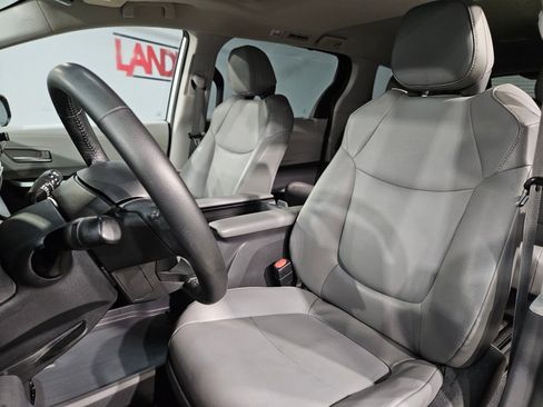 Used 2022 Toyota Sienna XLE image 24