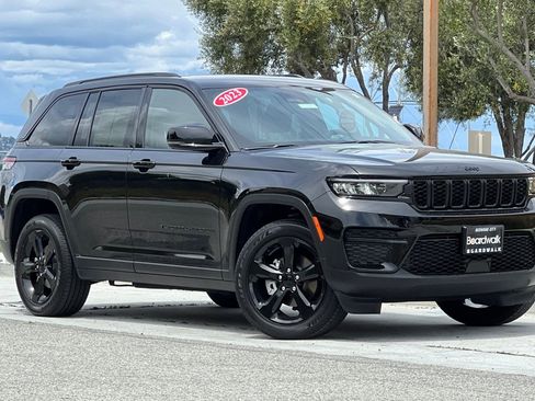 Used 2023 Jeep Grand Cherokee Altitude AWD/4WD image 2