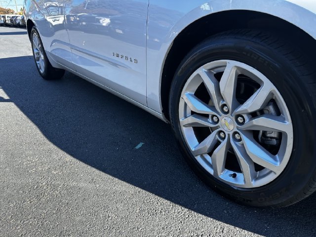 Used 2018 Chevrolet Impala LT w/ Sunroof and Spoiler Package FWD image 11