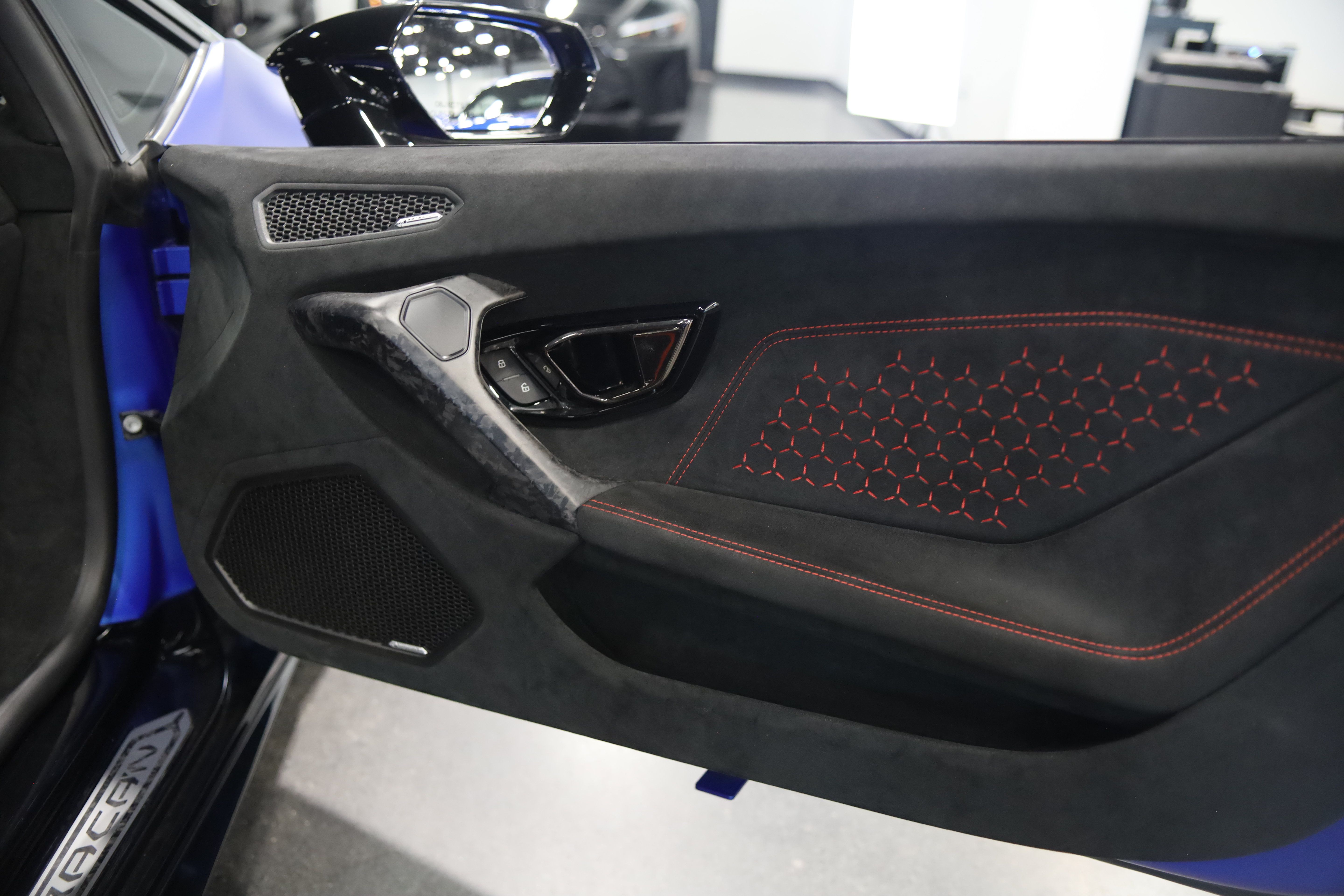 Used 2019 Lamborghini Huracan Performante AWD/4WD image 32