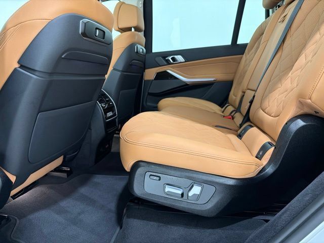 Used 2026 BMW X7 xDrive40i AWD/4WD image 17