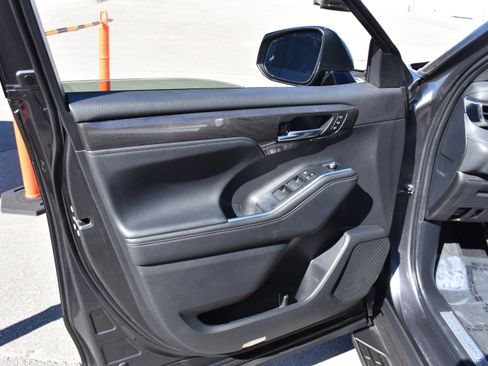 Used 2024 Toyota Highlander Limited image 24