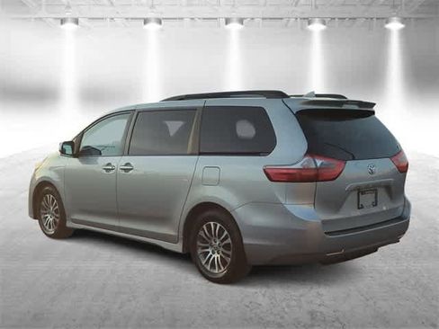 Used 2020 Toyota Sienna XLE image 6