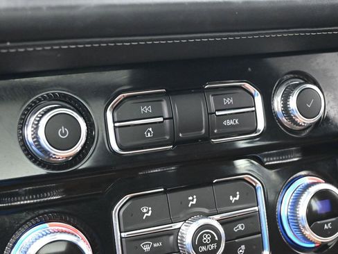 Used 2023 GMC Yukon Denali Ultimate image 18