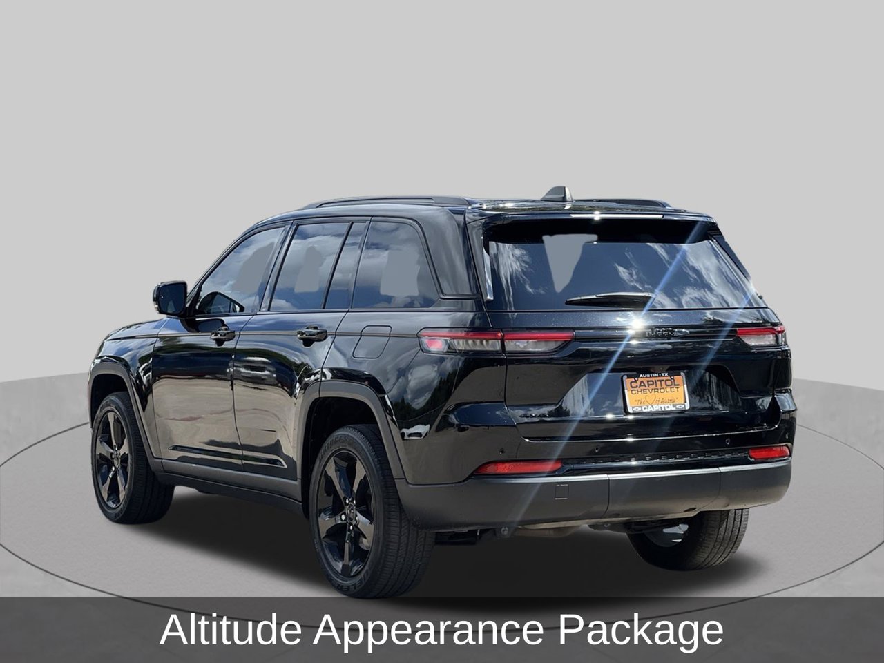 Used 2023 Jeep Grand Cherokee Altitude AWD/4WD image 3
