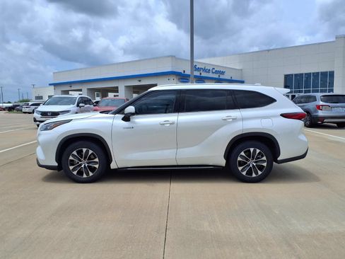 Used 2020 Toyota Highlander XLE FWD image 3