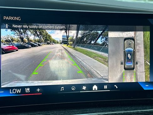 Used 2025 BMW 740i w/ Premium Package image 25