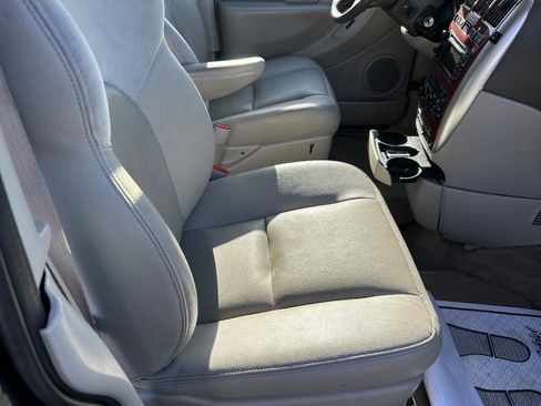 Used 2007 Chrysler Town & Country Limited w/ Trailer Tow Prep Group image 4