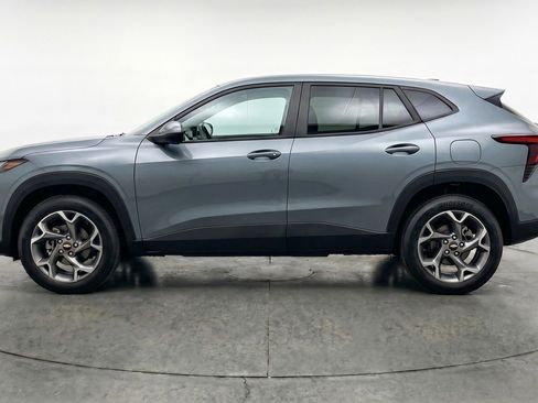 Used 2025 Chevrolet Trax LT FWD image 5