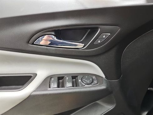 Used 2021 Chevrolet Equinox LS image 25