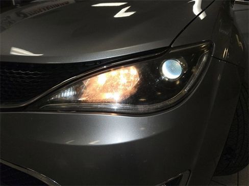 Used 2018 Chrysler Pacifica Touring Plus w/ Tire & Wheel Group image 28