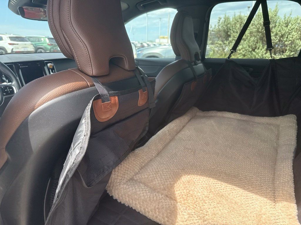Used 2023 Volvo XC60 B5 Plus AWD/4WD image 12