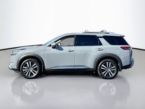 Certified 2025 Nissan Pathfinder Platinum AWD/4WD image 4