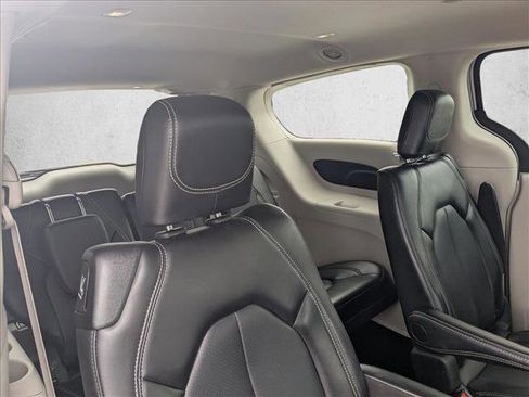 Used 2024 Chrysler Pacifica Touring-L FWD image 18