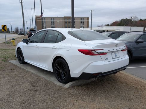 Used 2025 Toyota Camry SE w/ Convenience Package image 5