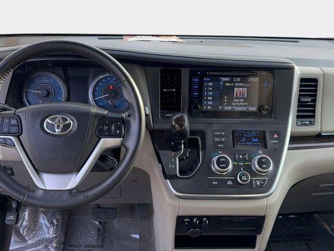 Used 2017 Toyota Sienna XLE image 13