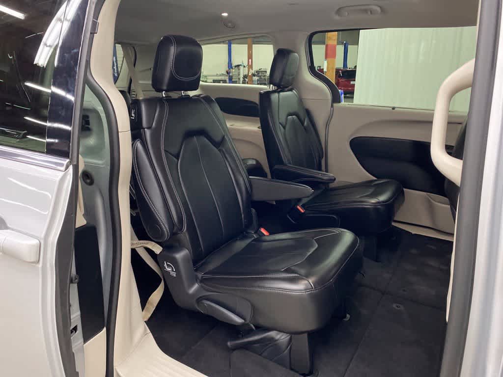 Used 2024 Chrysler Pacifica Touring-L FWD image 16