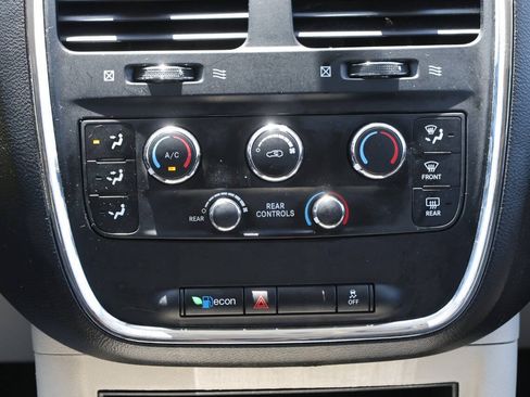 Used 2014 Dodge Grand Caravan SXT FWD image 22