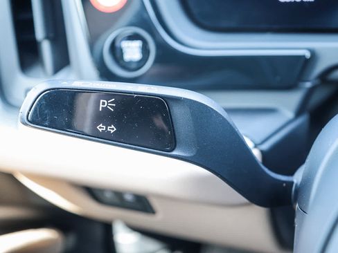 Used 2025 Porsche Cayenne image 34